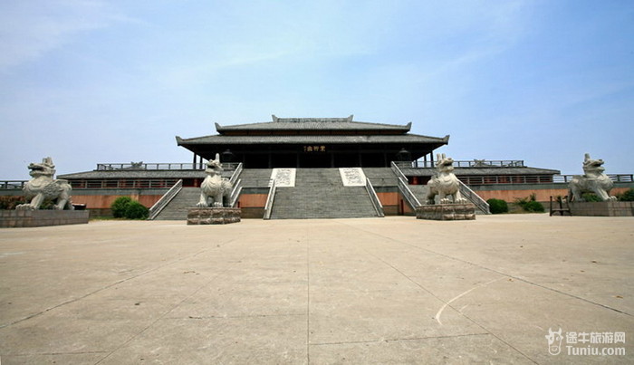 徐州汉城不仅是中央电视台外景基地,同时也是两汉文化的教育基地;不仅图片