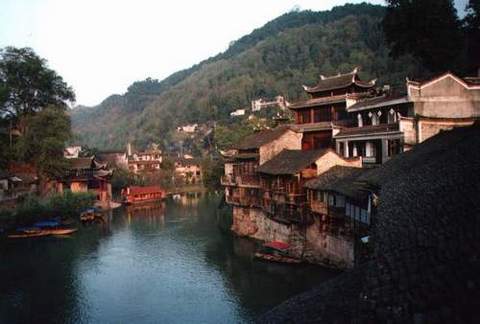 上海到(张家界-天子山-袁家界-凤凰古城双飞4日游)古城自
