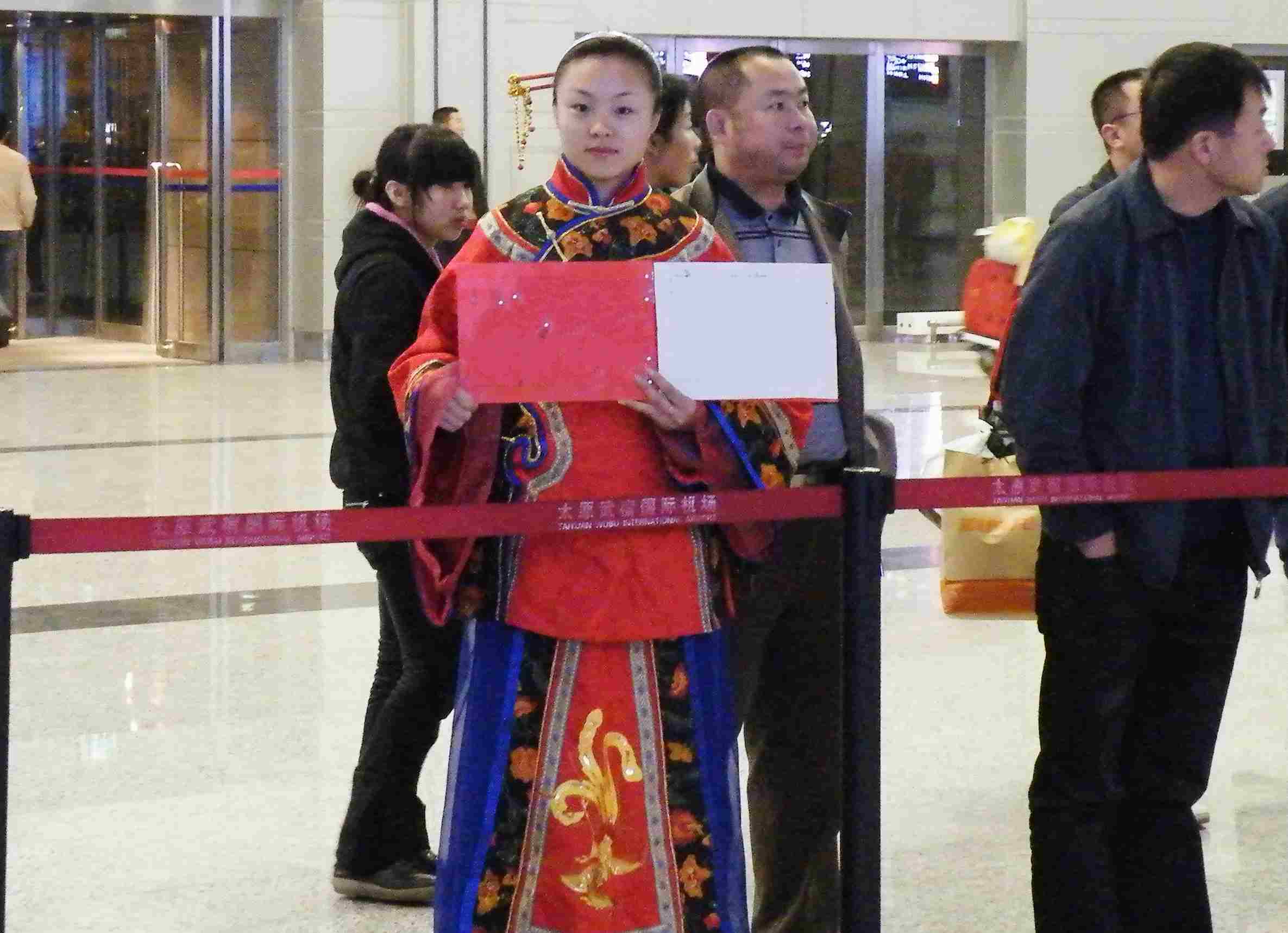 导游着特色服装接机