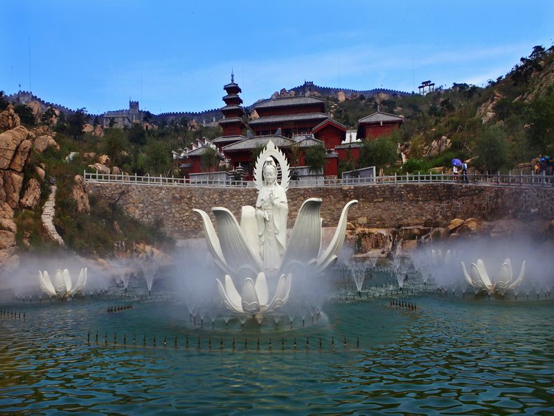 2米,巍峨雄壮,气势恢弘,由自然形成的天然湖泊从三面紧紧环抱,山水相