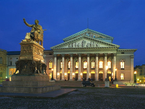 国家大剧院(照片由德国旅游局提. - 国家剧院的