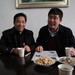  图为周总裁翻阅了卖炭翁公司出版的《卖炭翁报》，对卖炭翁公司称赞有加。1
