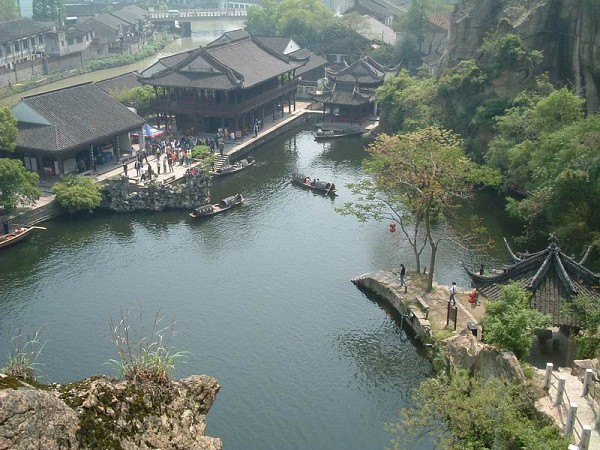 景点简介 东湖 东湖是外地游客在绍兴参观的主要景区之一,乘坐乌篷船图片
