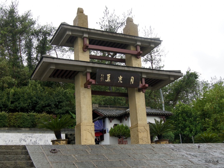 月光岛是千岛湖中心湖区一个具诗意浪漫和独特韵味的景点,五岛相拥,由